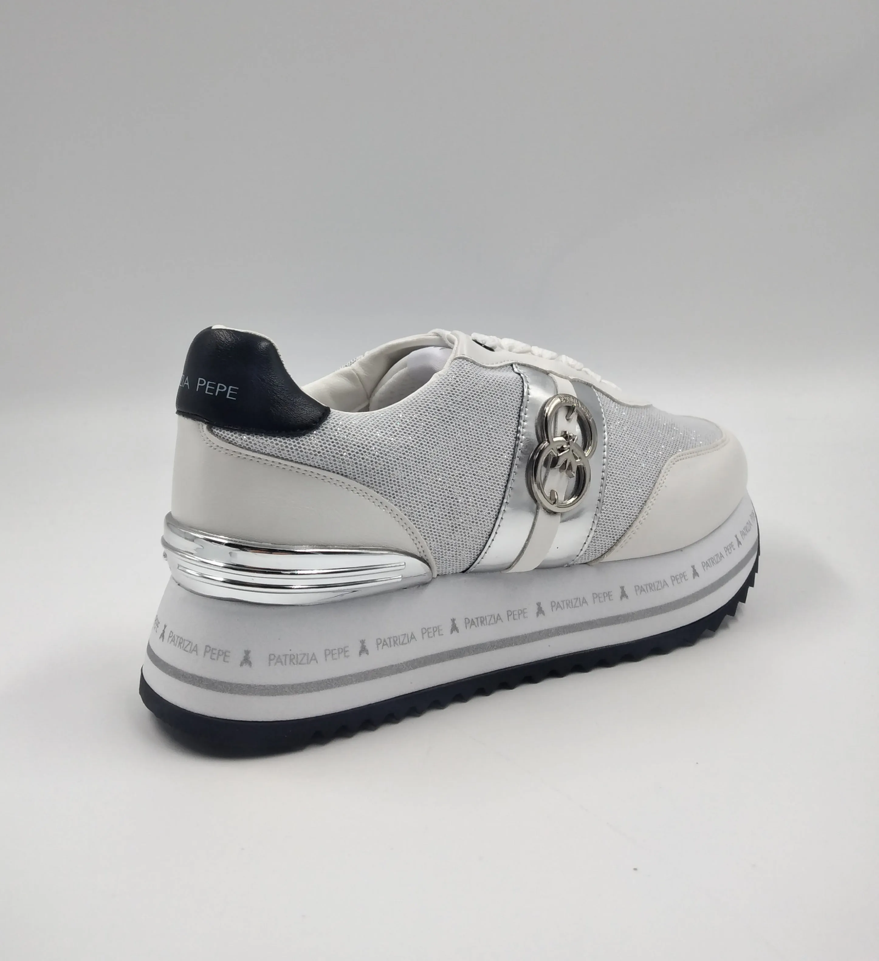 SNEAKERS BIANCA LOGO METALLI CERCHI