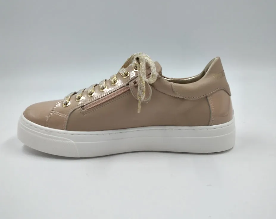 SNEAKERS VERNICE CON DECORAZIONI METALLICHE