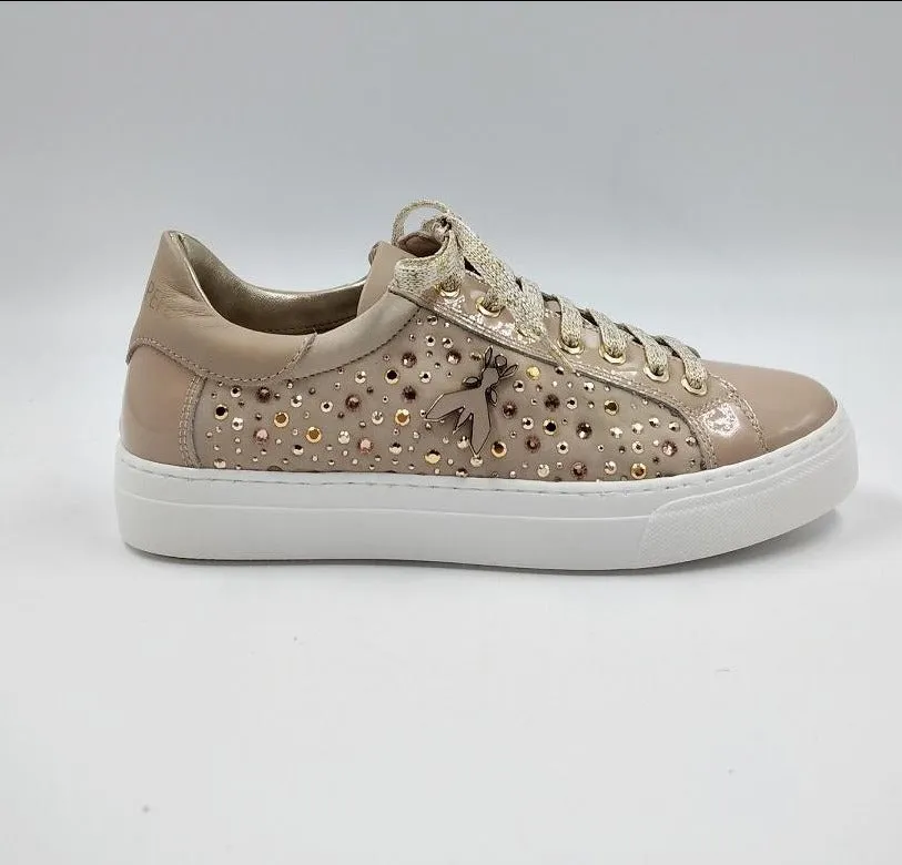 SNEAKERS VERNICE CON DECORAZIONI METALLICHE