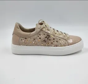 SNEAKERS VERNICE CON DECORAZIONI METALLICHE