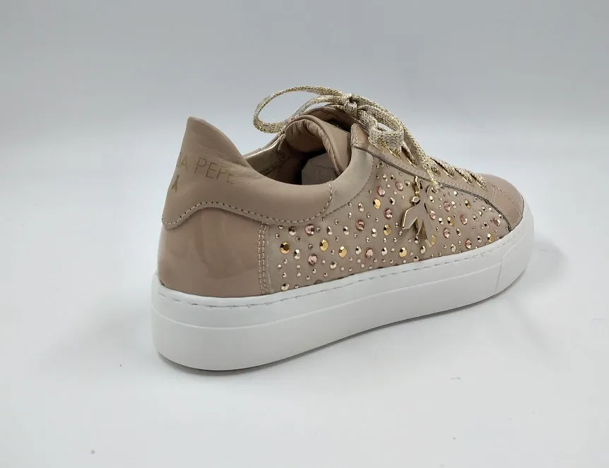 SNEAKERS VERNICE CON DECORAZIONI METALLICHE