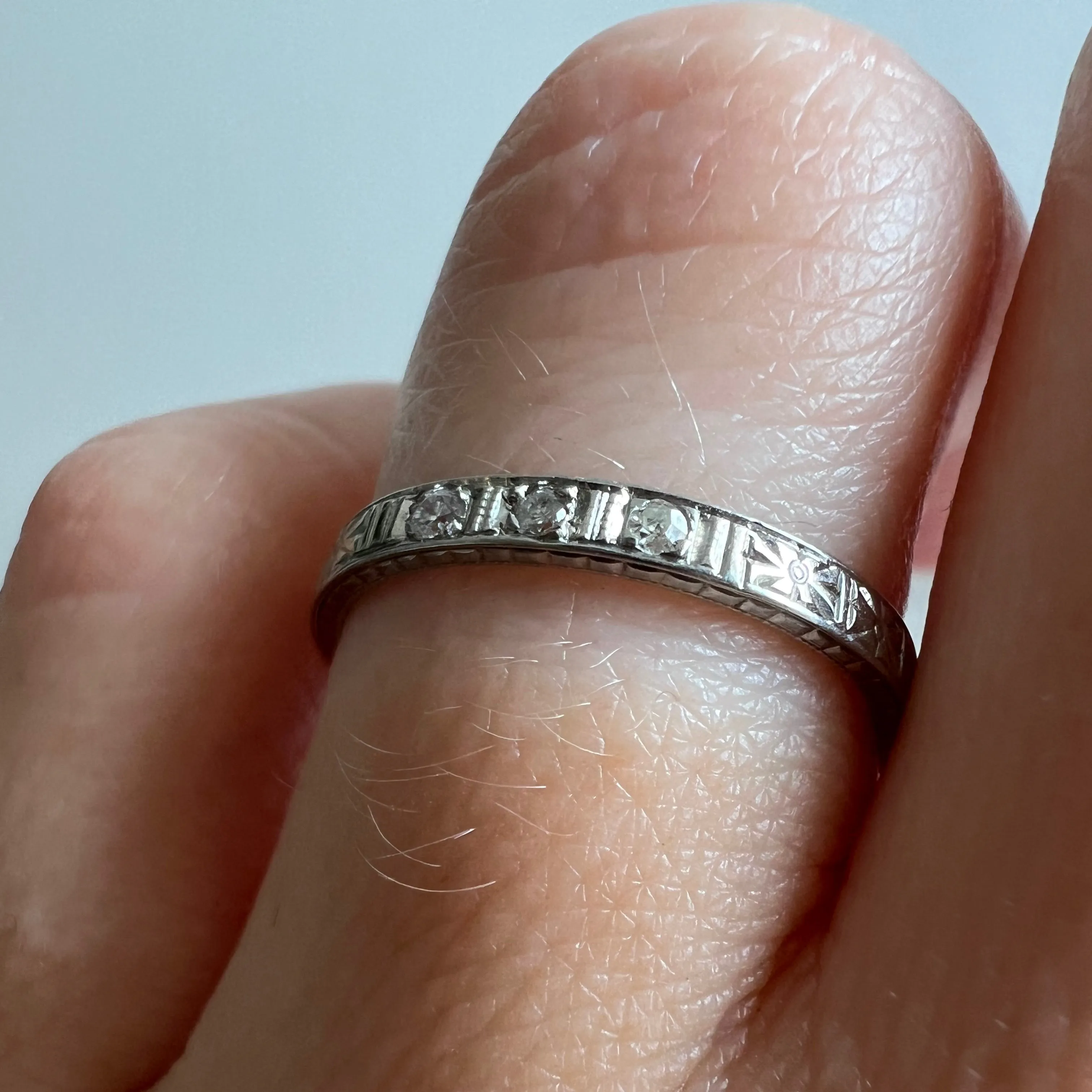 V I N T A G E // endless engraving / 18k white gold ring with diamonds / size 5.5