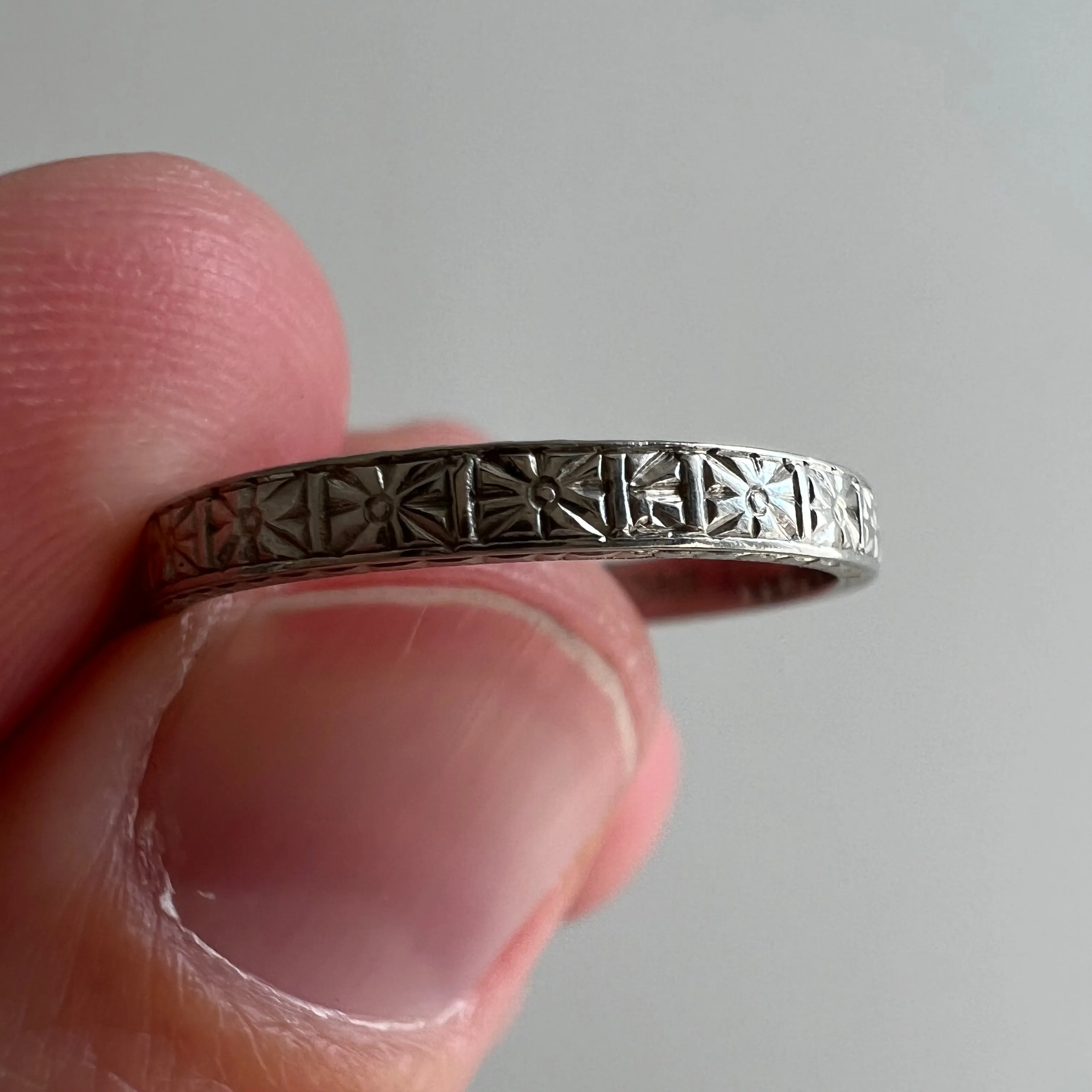 V I N T A G E // endless engraving / 18k white gold ring with diamonds / size 5.5