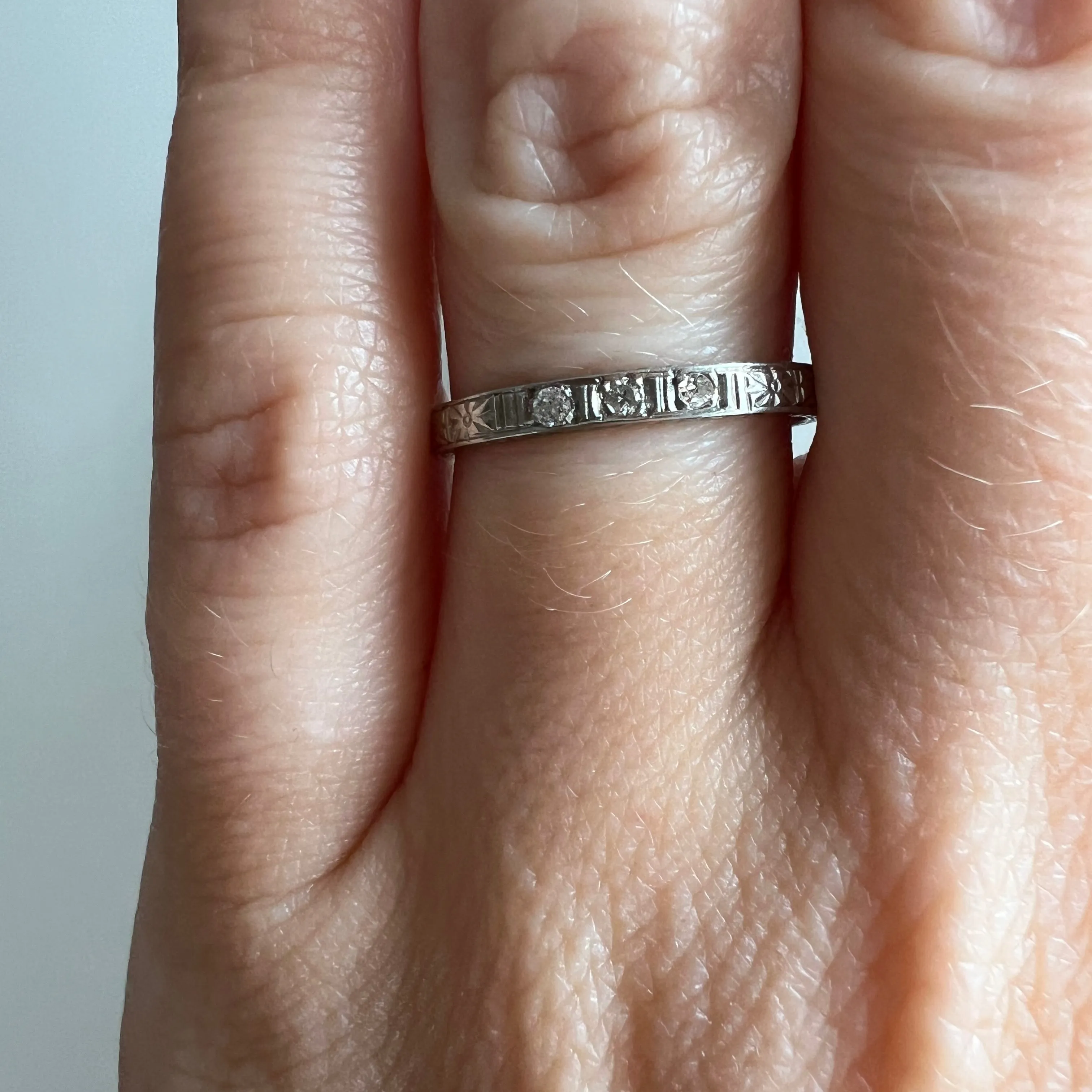 V I N T A G E // endless engraving / 18k white gold ring with diamonds / size 5.5