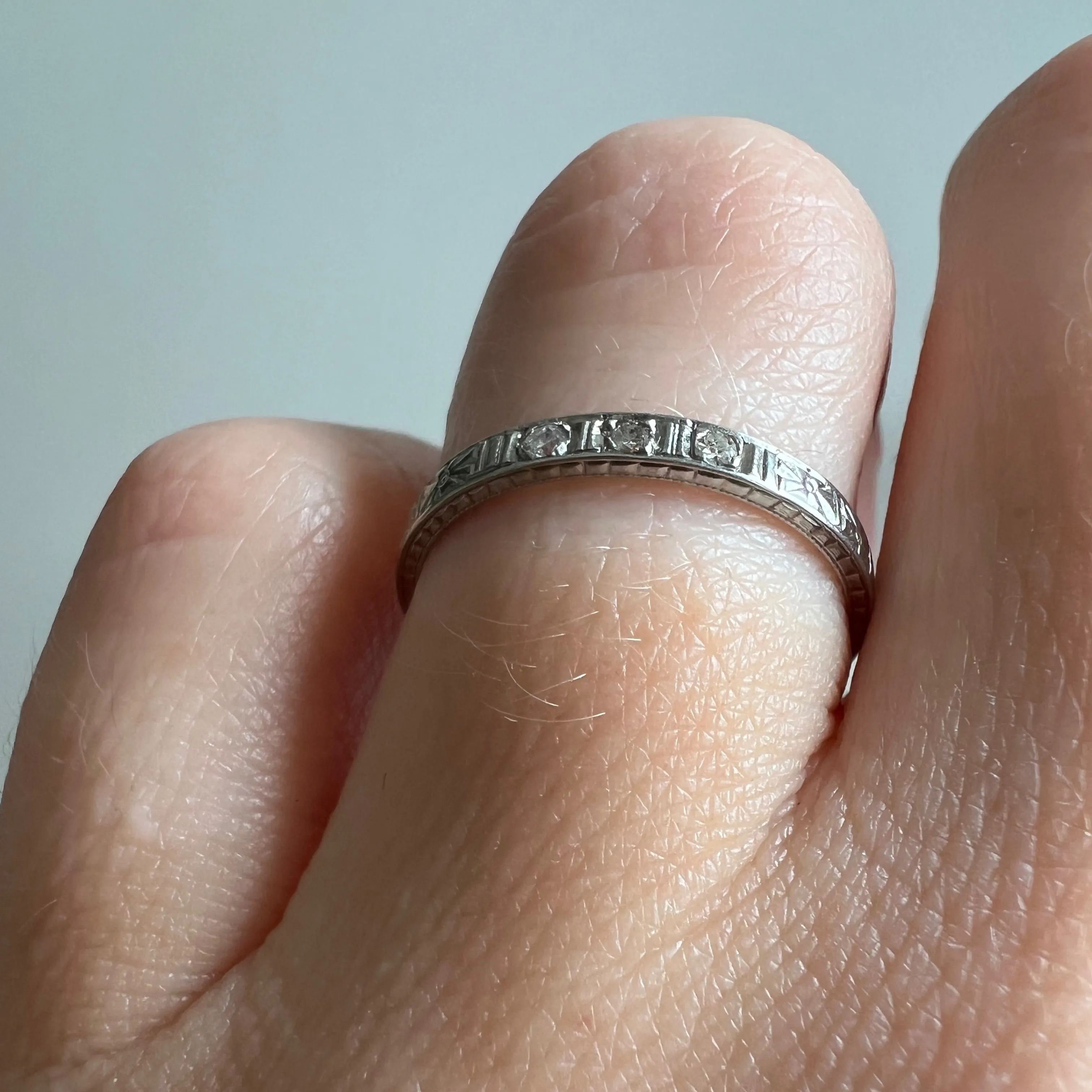 V I N T A G E // endless engraving / 18k white gold ring with diamonds / size 5.5